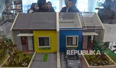 Petugas menjelaskan calon pembeli tentang salah satu perumahan yang ditawarkan dalam salah satu pameran properti (ilustrasi).