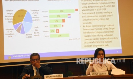 Menteri Keuangan Sri Mulyani Indrawati (kanan) didampingi Wakil Menteri Keuangan Suahasil Nazara (kiri) memberikan keterangan pers tentang realisasi Anggaran Pendapatan dan Belanja Negara (APBN) 2019 per akhir Oktober di Kantor Kemenkeu, Jakarta, Senin (18/11/2019).