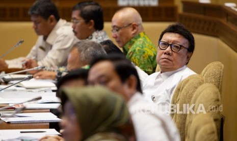 Menteri Pendayagunaan Aparatur Negara dan Reformasi Birokrasi (Menpan RB) Tjahjo Kumolo (kanan) mengikuti rapat kerja dengan Komisi II DPR di Kompleks Parlemen, Senayan, Jakarta, Senin (18/11/2019). (Antara/Dhemas Reviyanto)