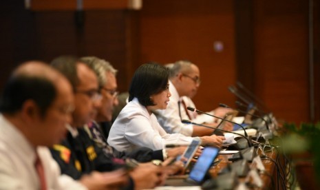 Menteri Keuangan Sri Mulyani  saat memaparkan kinerja APBN 2019 hingga akhir Oktober 2019 di Gedung Dhanapala, Jakarta, Senin (18/11). 