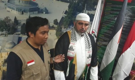 Ketua Ulama Palestina Asia Tenggara, Syekh Ahed Abul Atha menyampaikan keterangan kepada awak media di kantor Spirit of Al-Aqsa, di Tebet, Jakarta Selatan, Senin (18/11), terkait serangan Israel terhadap Palestina. 