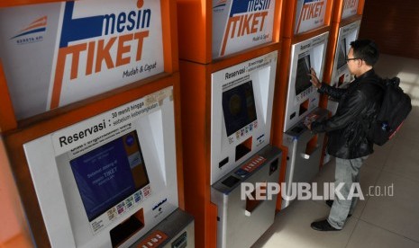 Penumpang membeli tiket kereta (ilustrasi).