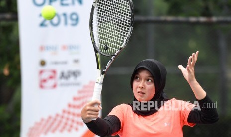 Petenis Indonesia Vita Mediana Taher mengembalikan bola ke lawannya Ni Putu Armini saat babak pertama BNI Tennis Open 2019 di lapangan tenis The Sultan Hotel, Jakarta, Senin (18/11/2019).