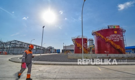 Seorang petugas berada di dekat tangki bahan bakar Pembangkit Listrik Tenaga Mesin Gas dan Uap (PLTMGU) Lombok Peaker di Tanjung Karang, Ampenan, Mataram, NTB, Senin (18/11/2019).