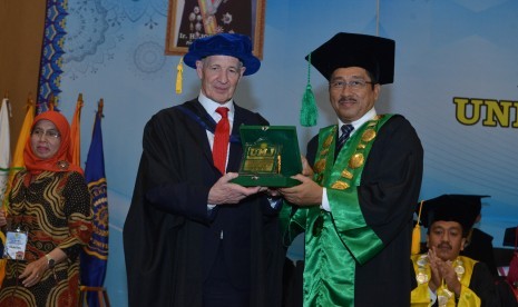 Prof. Mike Hardy (Coventry, UK ) dan Prof. Dr. H. Syaiful Bakhri, SH, MH saat wisuda sarjana dan pascasarjana di ICE BSD, Senin (18/11).