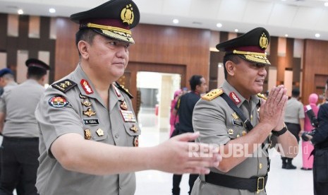 Kabarhakam Polri Irjen Pol Firly Bahuri (kanan) didampingi Kadiv Humas Polri Irjen Pol M Iqbal (kiri) menerima ucapan selamat dari rekannya seusai serah terima jabatan pejabat tinggi Polri di Gedung Bareskrim Polri, Jakarta, Selasa (19/11/2019).