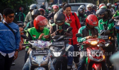 Ojek daring. Massa aksi Ojol Nusantara Bergerak akan jalan kaki berkelompok dari Balaikota menuju Kemenhub pada pukul 13.00, Rabu.