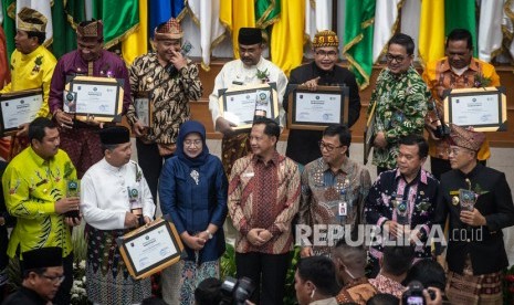 Menteri Dalam Negeri Tito Karnavian (tengah) berbincang perwakilan dari daerah peraih Anugerah Swasti Saba Kabupaten/Kota Sehat tahun 2019 di Kementerian Dalam Negeri, Jakarta, Selasa (19/11/2019). 