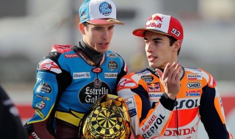 Alex Marquez (kiri) dan Marc Marquez.