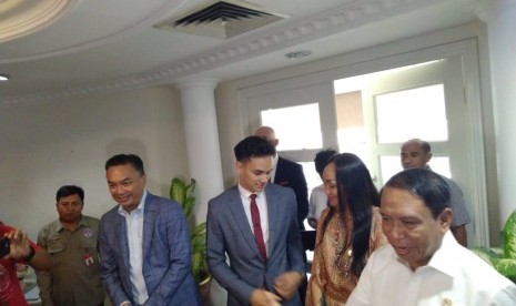 Pembalap Formula Empat (F4), Luis Leeds (dasi merah) bersama Dino Patti Djalal bertemu dengan Menpora RI, Zainudin Amali (kemeja putih) di Kantor Kemenpora RI, Jakarta, Selasa (19/11) 