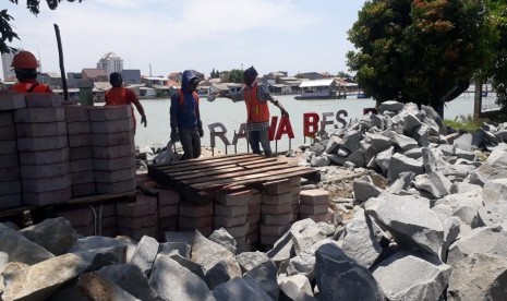 DEPOK--Dinas Pekerjaan Umum dan Penataan Ruang (DPUPR) Kota Depok bekerja sama dengan Satpol PP Kota Depok menertibkan sedikitnya 20 bangunan liar (bangli) yang berdiri di sepanjang Situ Rawa Besar, Kecamatan Pancoran Mas (Panmas), Kota Depok, Selasa (19/11). Penertiban dilakukan untuk penataan dan normalisasi Situ Rawa Besar.