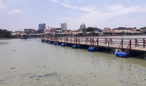 DEPOK--Dinas Pekerjaan Umum dan Penataan Ruang (DPUPR) Kota Depok bekerja sama dengan Satpol PP Kota Depok menertibkan sedikitnya 20 bangunan liar (bangli) yang berdiri di sepanjang Situ Rawa Besar, Kecamatan Pancoran Mas (Panmas), Kota Depok, Selasa (19/11). Penertiban dilakukan untuk penataan dan normalisasi Situ Rawa Besar.