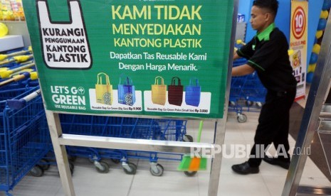 Poster kampanye pengurangan penggunaan kantong plastik dipajang di salah satu ritel modern di Palu, Sulawesi Tengah, Selasa (19/11/2019).