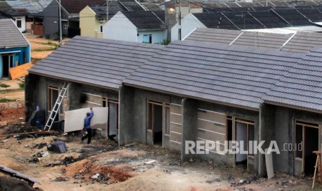 Pekerja beraktivitas di lokasi proyek pembangunan Perumahan Berbasis Komunitas di Taktakan, Serang, Banten, Selasa (19/11/2019). 