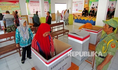 Sejumlah warga melakukan pencoblosan di Tempat Pemungutan Suara (TPS) saat Pemilihan Kepala Desa (Pilkades) serentak 2019 di Desa Ujungrusi, Kabupaten Tegal, Jawa Tengah, Rabu (20/11/2019)