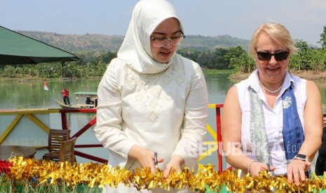 Duta Besar Austria untuk Indonesia Helene Steinhausl (kanan) bersama Bupati Purwakarta Anne Ratna Mustika menggunting pita saat peresmian penyelesaian pengerukan Sungai Citarum di Dermaga Bandar Citarum Lestari, Babakan Cikao, Purwakarta, Jawa Barat, Selasa (19/11/2019). 