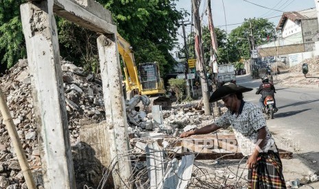 Sejumlah pengepul mencari besi sisa pembongkaran rumah untuk proyek jalan bawah tanah (Underpass) di Cibitung, Kabupaten Bekasi, Jawa Barat.