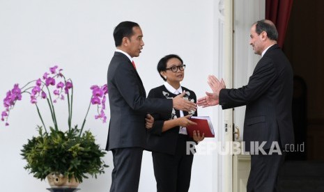 Presiden Joko Widodo (kiri) didampingi Menlu Retno LP Marsudi (tengah) berbincang dengan Duta Besar Republik Islam Iran untuk Republik Indonesia Mohammad Khos Heikal Azad, Istana Merdeka, Jakarta, Rabu (20/11/2019).