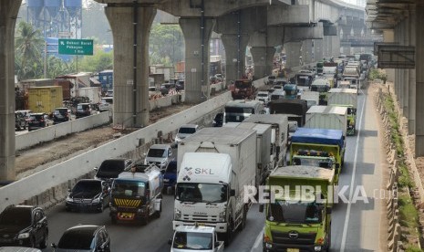 Sejumlah kendaraan truk angkutan barang melaju di tol Jakarta-Cikampek, Bekasi, Jawa Barat. (ilustrasi)