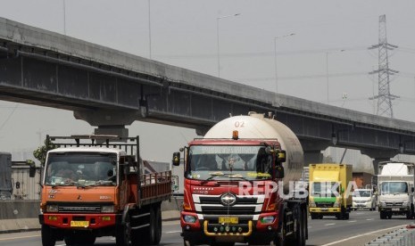 Sejumlah kendaraan truk angkutan barang melaju di tol Jakarta-Cikampek (foto ilustrasi).