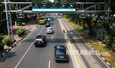 Kendaraan melintas di bawah papan informasi Electronic Road Pricing (ERP) di Jalan Medan Merdeka Barat, Jakarta, (ilustrasi)