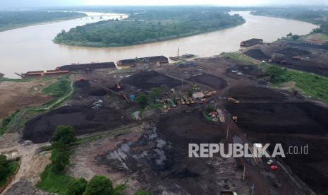 Foto udara tempat penumpukan sementara batu bara yang dilakukan secara terbuka di tepi Sungai Batanghari, Muarojambi, Jambi, Rabu (20/11). Pemerintah mematok Harga Batu Bara Acuan (HBA) sebesar 66,3 dolar AS per ton. 