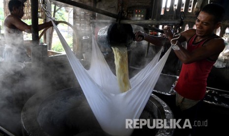 Pekerja menyelesaikan pembuatan tahu di salah satu pabrik tahu yang menggunakan bahan bakar sampah plastik di Tropodo, Sidoarjo, Jawa Timur, Rabu (20/11/2019).