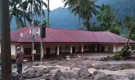 Bangunan masjid dan TK di Jorong Galapuang, Kecamatan Tanjung Raya, Kabupaten Agam, Sumatera Barat terendam lumpur usai banjir bandang yang terjadi kemarin, Rabu (20/11).