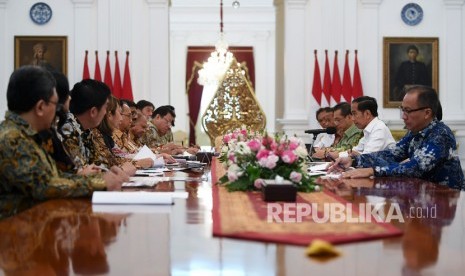 Presiden Joko Widodo (kedua kanan) didampingi Menteri Perindustrian Agus Gumiwang Kartasasmita (kanan), Menteri Perdagangan Agus Suparmanto (ketiga kanan) dan Kepala BKPM Bahlil Lahadalia (keempat kanan) menerima pengurus Asosiasi Pertekstilan Indonesia (API) dan Asosiasi Produsen Serat Sintesis dan Benang Filamen Indonesia (APSyFI) di Istana Merdeka Jakarta, Kamis (21/11/2019). 