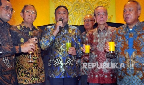 Ketua Umum Perhimpunan Persahabatan Indonesia- Jepang (PPIJ) yang juga Wakil Ketua DPR Rachmat Gobel (tengah) bersulang bersama mantan Perdana Menteri Jepang Yasuo Fukuda (kedua kanan), Duta Besar Jepang untuk Indonesia Masafumi Ishii (ketiga kanan), Menteri PUPR Basuki Hadimuljono (kanan), Menteri Perhubungan Budi Karya Sumadi (kiri) dan Ketua Dewan Pembina PPIJ Ginandjar Kartasasmita, dalam acara Indonesia-Japan Friendship Night, di Jakarta, Rabu (20/11/2019). 