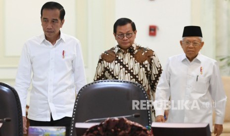 Presiden Joko Widodo (kiri) didampingi Wakil Presiden Ma'ruf Amin (kanan) dan Sekretaris Kabinet Pramono Anung dalam sebuah kesempatan.