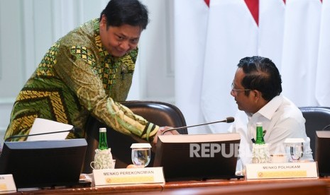 Menko Perekonomian Airlangga Hartarto (kiri) berbincang dengan Menko Polhukam Mahfud MD sebelum mengikuti rapat kabinet terbatas di Kantor Presiden, Jakarta, Kamis (21/11/2019).