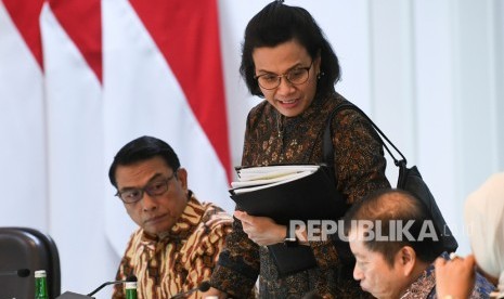 Menteri Keuangan Sri Mulyani (tengah)