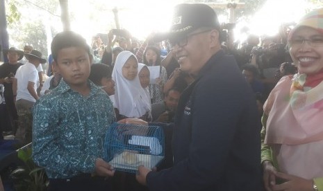 Wali Kota Bandung, Oded M Danial secara simbolis resmi meluncurkan program pembagian 10 ekor anak ayam kepada siswa SD dan SMP, penanaman 81 ribu pohon produktif dan keras serta menyalurkan benih ikan di kolam retensi Rancabolang, Gedebage, Kamis (21/11).