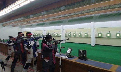 Situasi pemusatan latihan nasional (pelatnas) atlet penembak Indonesia di gedung PP Perbakin, Senayan, Jakarta, Kamis (21/11). 