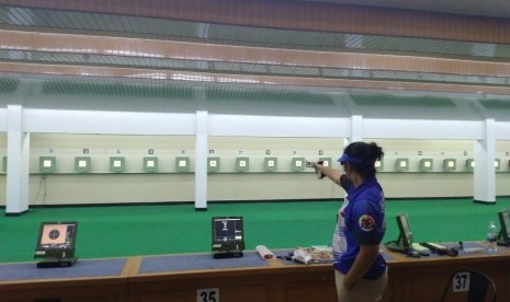 Situasi pemusatan latihan nasional (pelatnas) atlet penembak Indonesia di gedung PP Perbakin, Senayan, Jakarta, Kamis (21/11). 