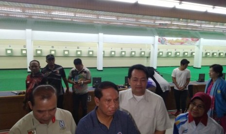 Menpora RI, Zainudin Amali meninjau pelatnas atlet penembak Indonesia di gedung PP Perbakin, Senayan, Jakarta, Kamis (21/11).