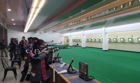 Suasana pemusatan latihan nasional atlet penembak Indonesia di gedung PP Perbakin Senayan, Jakarta, belum lama ini. 