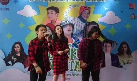 Penyanyi jebolan Indonesian Idol Junior, Deven, Anneth dan Gogo di peluncuran album perdananya //Mimpiku Jadi Nyata di Jalan Bangka, Jakarta Selatan, Kamis (21/11). 