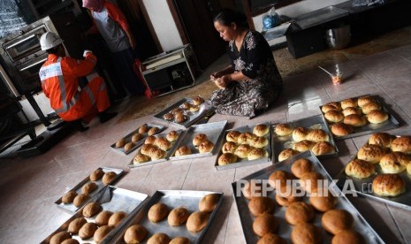 Pekerja menata kue di salah satu UMKM roti di Kota Mojokerto, Jawa Timur.