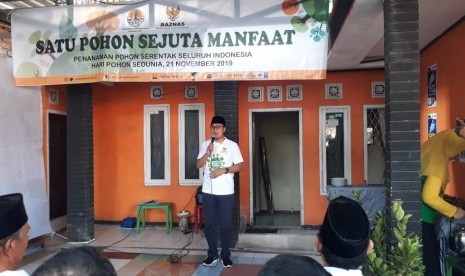 Wali Kota Sukabumi Achmad Fahmi melaunching tanam pohon serentak yang digagas Baznas di lokasi Zakat Community Development di Kecamatan Baros, Kota Sukabumi, Kamis (21/11)