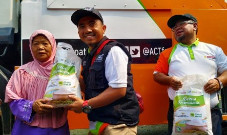 Lembaga filantropi Aksi Cepat Tanggap (ACT) memberikan bantuan humanity rice truck kepada warga Desa Sindangkerta, Kabupaten Bandung Barat, Jawa Barat, Kamis (21/11) 