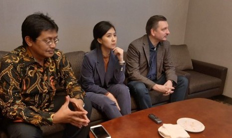 (Kanan ke kiri) CEO Telkomtelstra Erik Meijer, Senior Research Manager Internasional Data Corporation (IDC) Indonesia Mevira Munindra dan Direktur Produk Telkomtelstra Agus F Abdillah. Mereka memberikan pemparan kepada wartawan terkait tranformasi digital perusahaan-perusahaan Indonesia di Sopo Del Tower, Jakarta Selatan, Kamis (21/11).