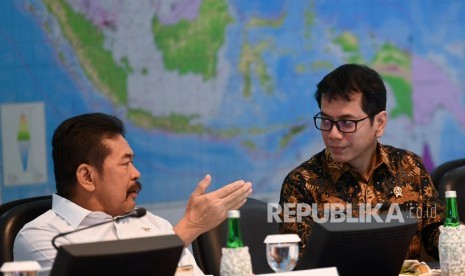 Menteri Pariwisata dan Ekonomi Kreatif Wishnutama (kanan) berbincang dengan Jaksa Agung ST Burhanuddin sebelum mengikuti rapat kabinet terbatas di Kantor Presiden Jakarta, Kamis (21/11/2019). 