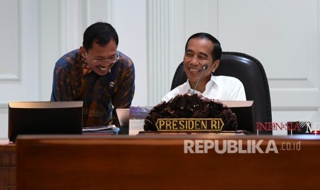 Presiden Joko Widodo (kanan) berbincang dengan Menteri Kesehatan Terawan Agus Putranto.