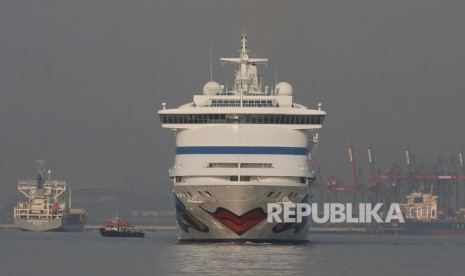 Kapal pesiar MV Aidavita melintas di Selat Madura Surabaya, Jawa Timur, Jumat (22/11/2019).