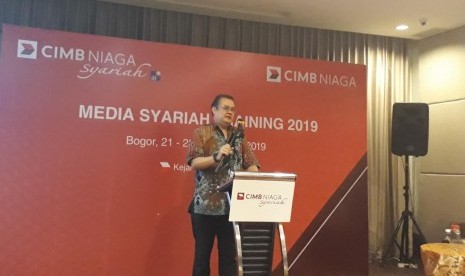 Direktur Syariah Banking CIMB Niaga Pandji P. Dajajanegara saat memberikan paparan kinerja dan kondisi perbankan syariah Media Training and Gathering tentang Perbankan Syariah di Bogor, Jumat (22/11). 