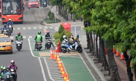 Sejumlah pengendara sepeda motor melanggar jalur sepeda di Jalan MH Thamrin, Jakarta, Jumat (22/11/2019).