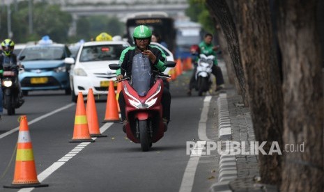 Sejumlah pengendara sepeda motor melanggar jalur sepeda di Jalan MH Thamrin, Jakarta, Jumat (22/11/2019). Dinas Perhubungan (Dishub) DKI Jakarta sudah menerapkan sanksi tilang bagi pengendara yang menyerobot jalur sepeda.