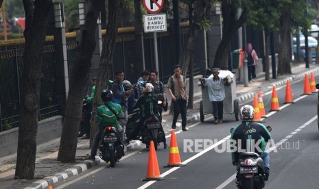 Sejumlah pengendara sepeda motor melanggar jalur sepeda di Jalan MH Thamrin, Jakarta. Tilang elektronik akan diberlakukan bagi pesepeda motor di Jakarta.